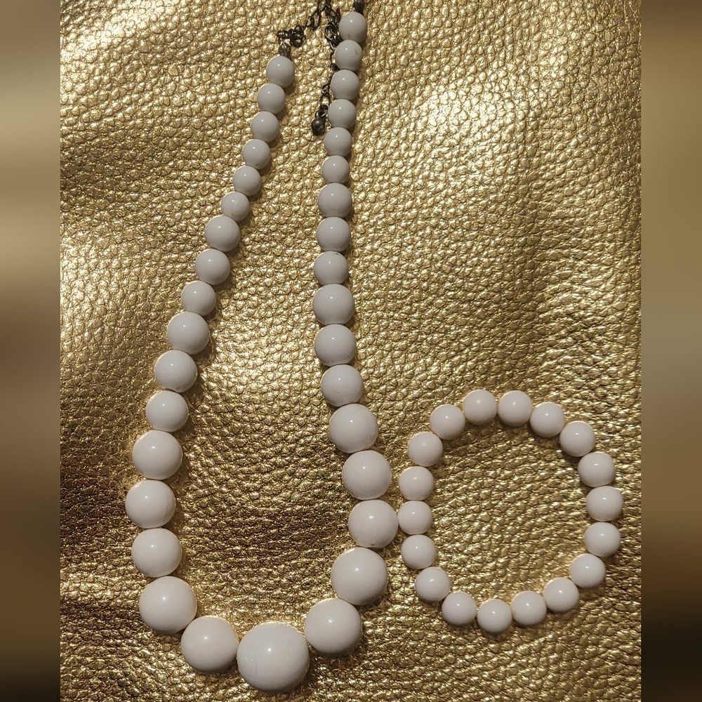 White Bead Necklace and stretch bracelet set.
